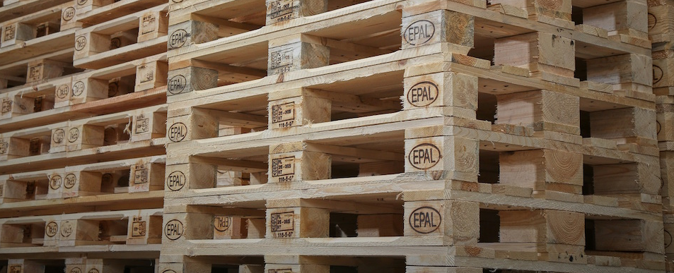 Divanetto pallet: la storia del materiale